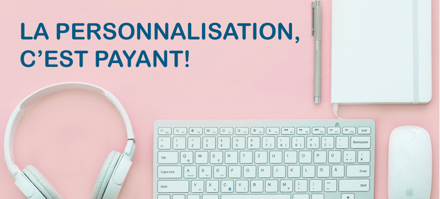 Image d'un clavier, une souris, des écouteurs et un bloc-notes avec le texte "La personnalisation c'est payant"