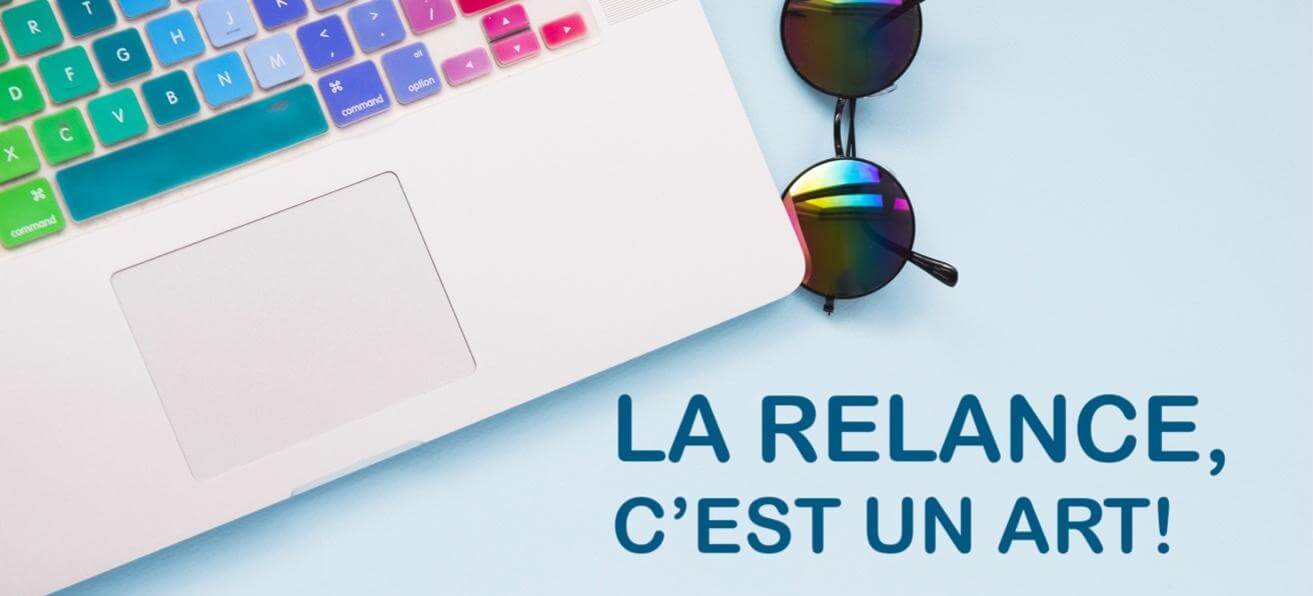 Image d'un clavier de portable avec le texte "La relance, c'est un art!"